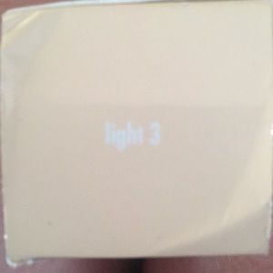 Stila - Hide and Chic foundation in Fair 3